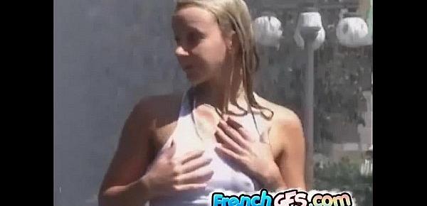  Flashing in the park fountain